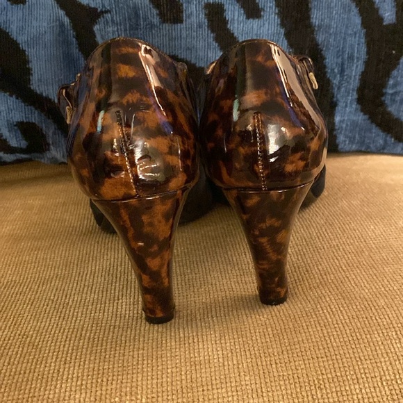 Sofft Almond Toe Suede Patent Heel - Picture 6 of 13